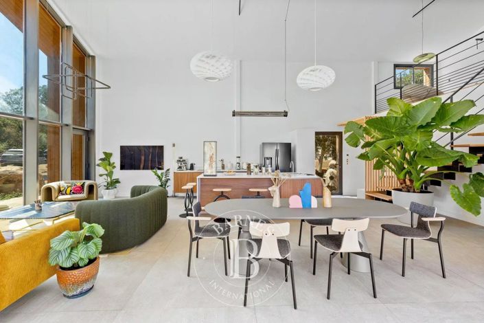 Image No.8-5 Bed House for sale