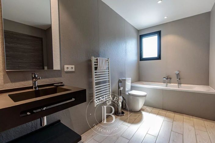 Image No.8-3 Bed House for sale