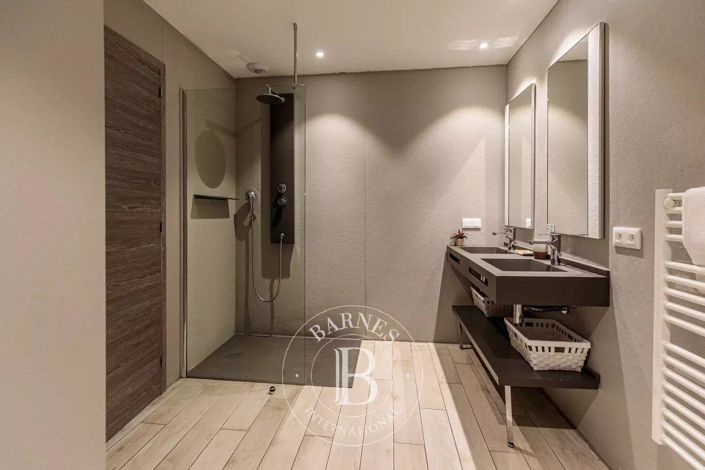 Image No.10-3 Bed House for sale