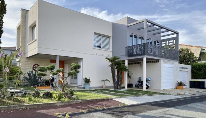 Image No.1-5 Bed House for sale