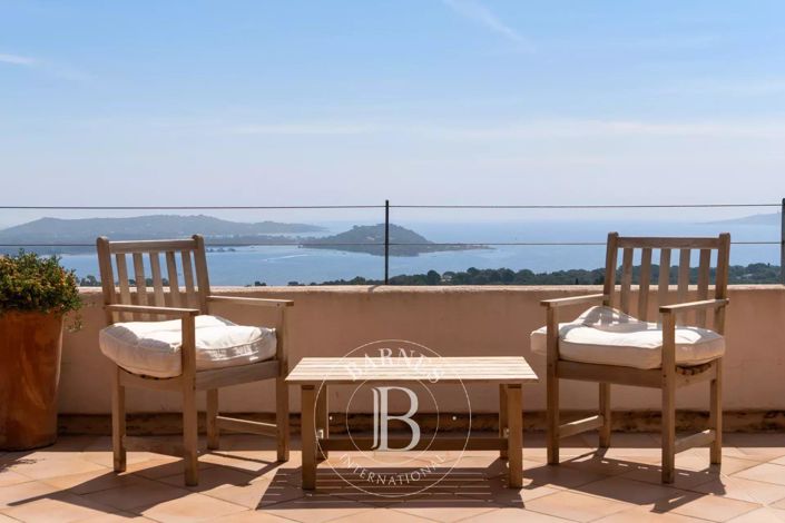 Image No.1-6 Bed House for sale