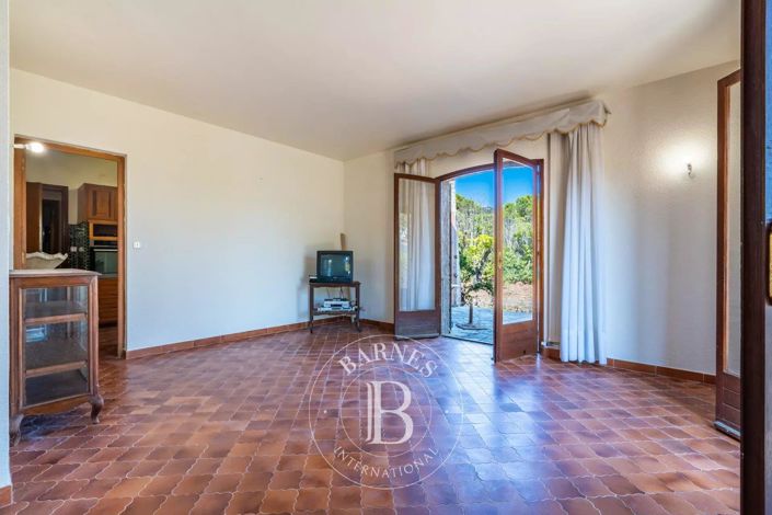 Image No.6-5 Bed House for sale