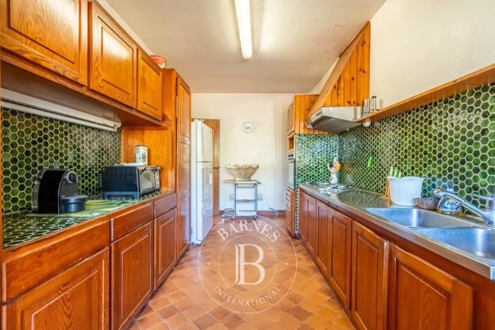 Image No.8-5 Bed House for sale