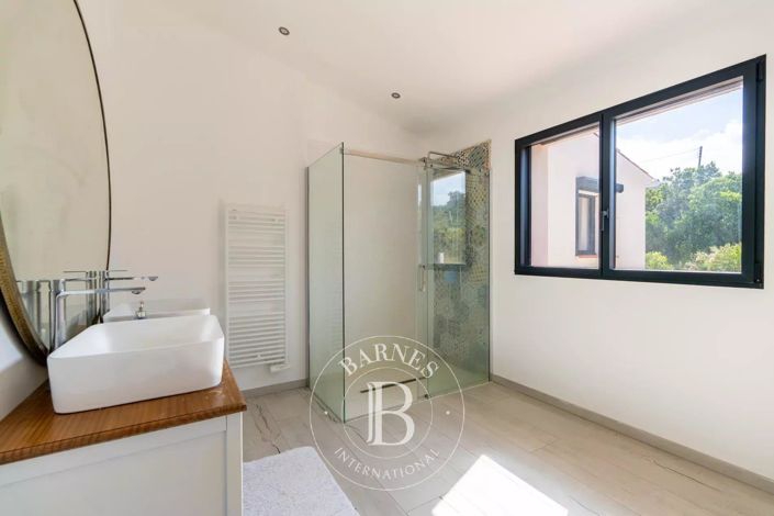 Image No.20-4 Bed House for sale