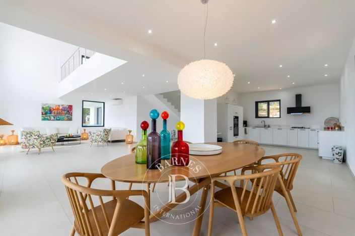 Image No.8-4 Bed House for sale