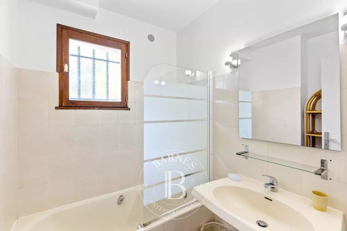 Image No.8-7 Bed House for sale