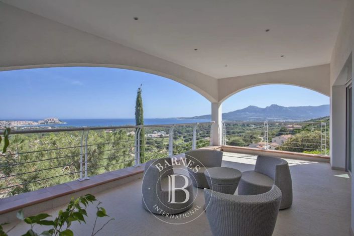 Image No.2-Maison de 7 chambres à vendre à Calvi