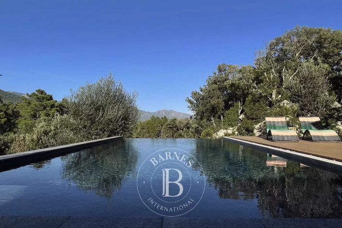 Image No.6-5 Bed House for sale