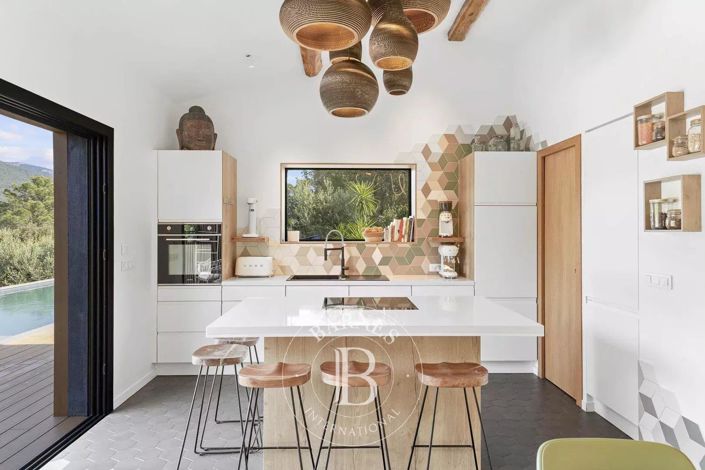 Image No.8-5 Bed House for sale