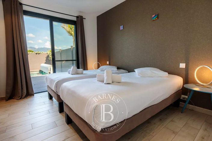 Image No.3-3 Bed House for sale