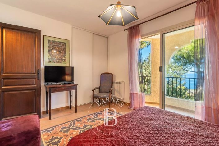 Image No.6-5 Bed House for sale