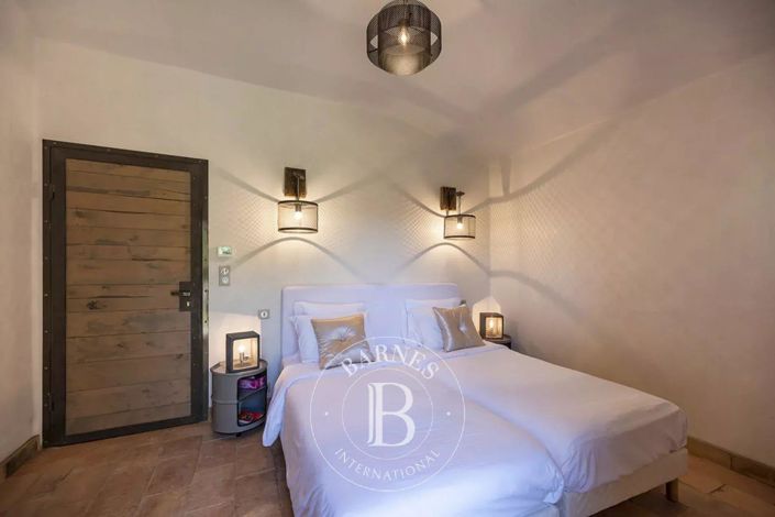 Image No.10-3 Bed House for sale