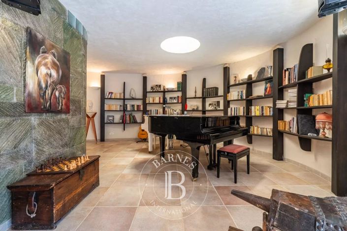 Image No.11-8 Bed House for sale