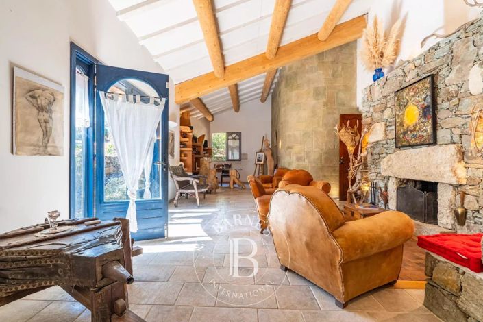 Image No.9-8 Bed House for sale