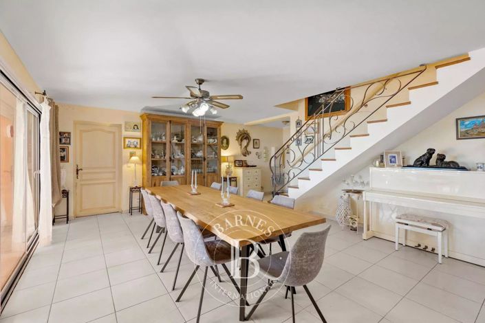 Image No.18-9 Bed House for sale