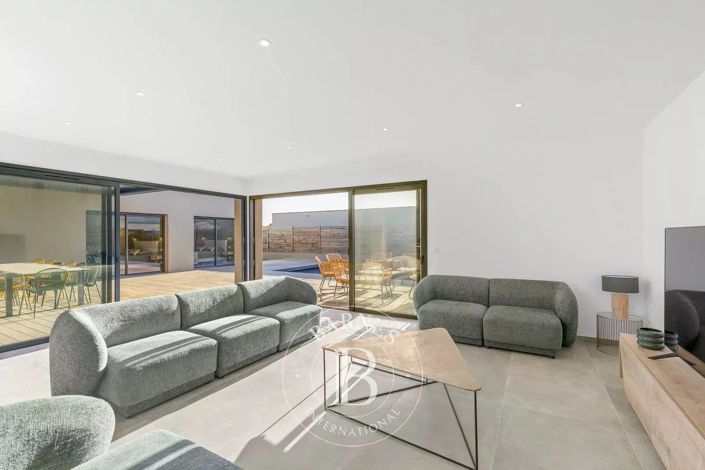 Image No.2-6 Bed House for sale