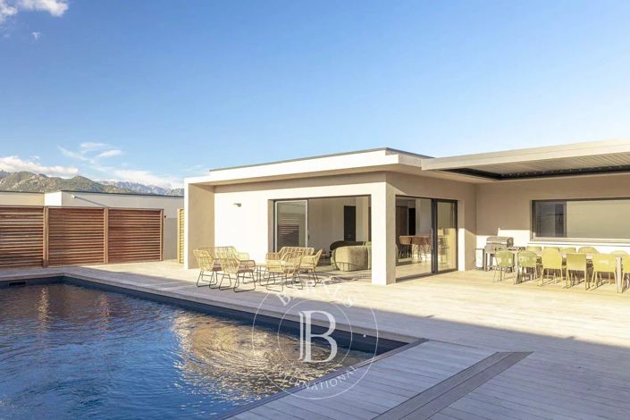 Image No.5-6 Bed House for sale