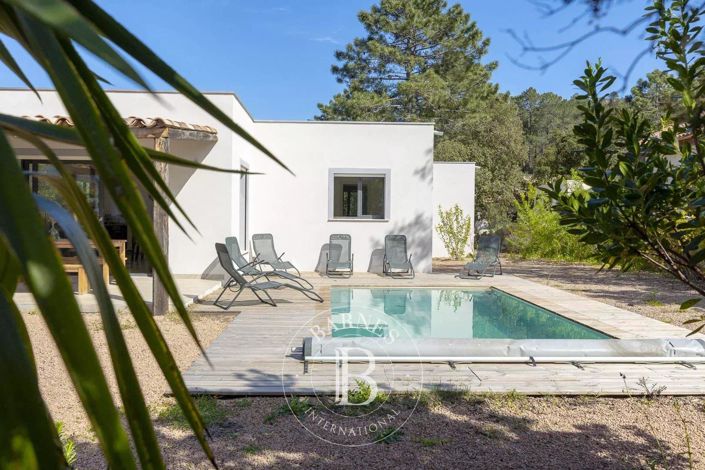 Image No.1-4 Bed House for sale