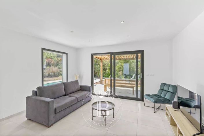 Image No.6-4 Bed House for sale