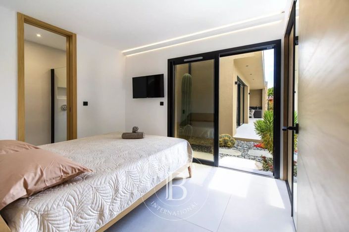 Image No.14-3 Bed House for sale