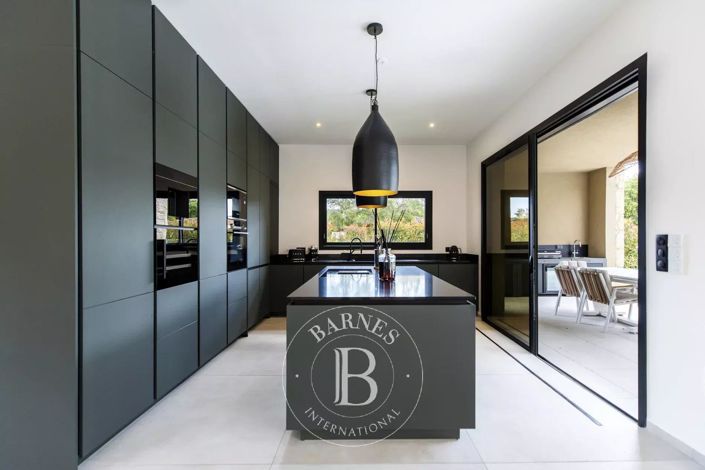 Image No.8-3 Bed House for sale