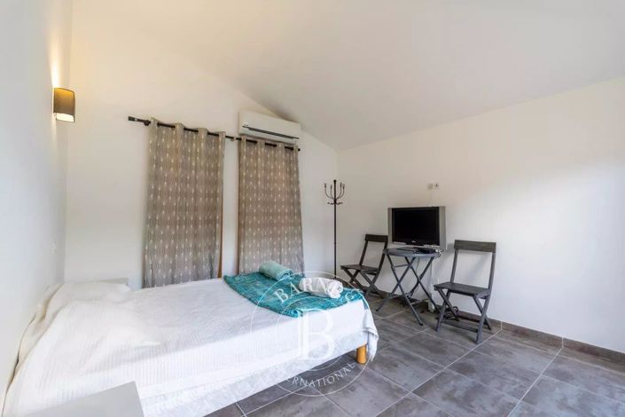 Image No.18-5 Bed House for sale