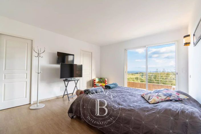 Image No.8-5 Bed House for sale