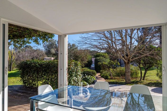 Image No.8-4 Bed House for sale