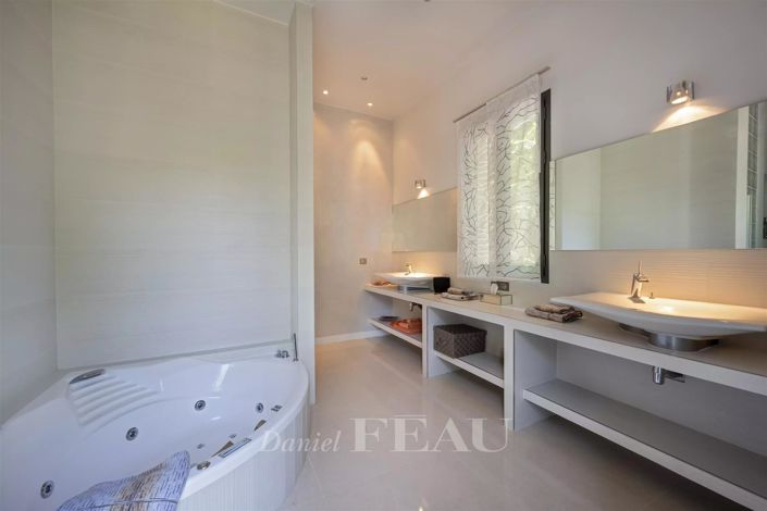 Image No.15-5 Bed House for sale