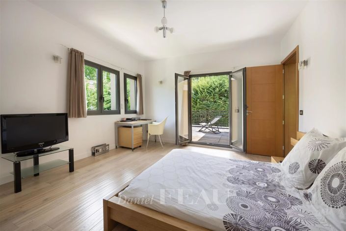 Image No.20-5 Bed House for sale