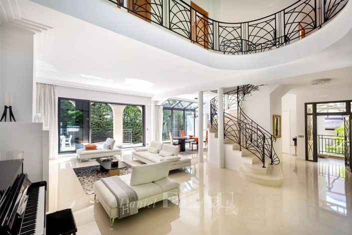 Image No.8-5 Bed House for sale