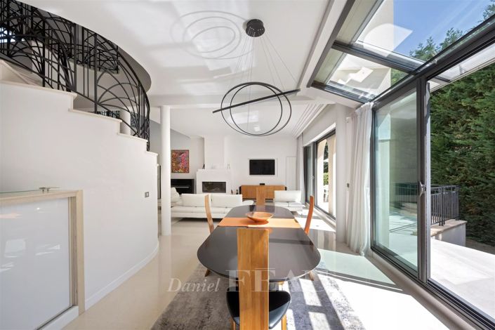 Image No.9-5 Bed House for sale