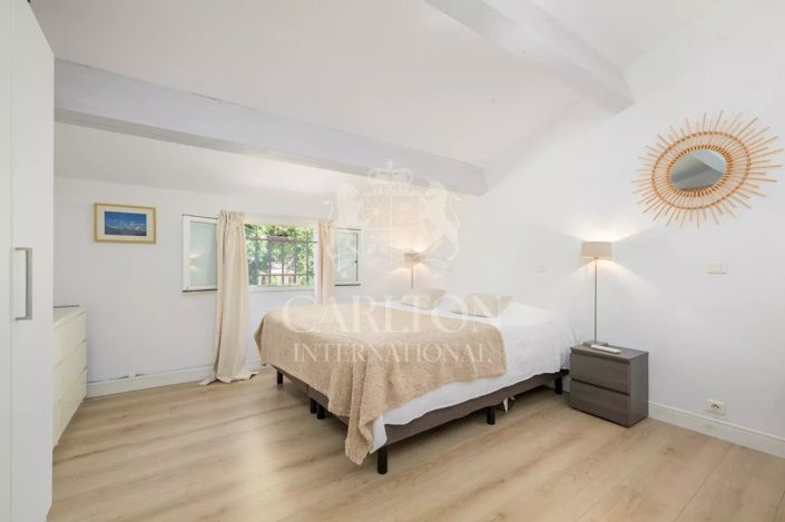 Image No.24-5 Bed House for sale