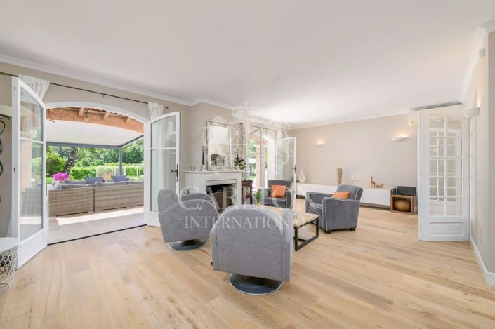 Image No.8-5 Bed House for sale