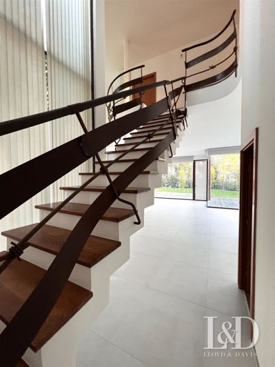 Image No.6-5 Bed House for sale