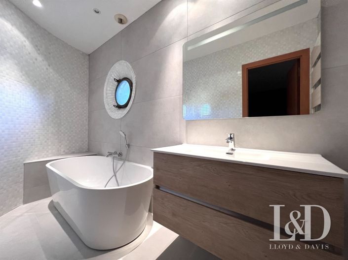 Image No.7-5 Bed House for sale