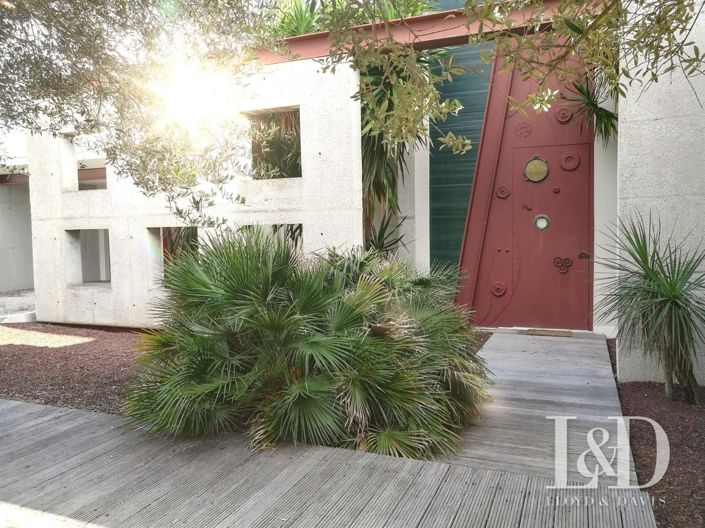 Image No.8-5 Bed House for sale