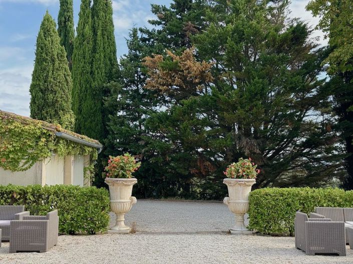 Image No.10-8 Bed Property for sale