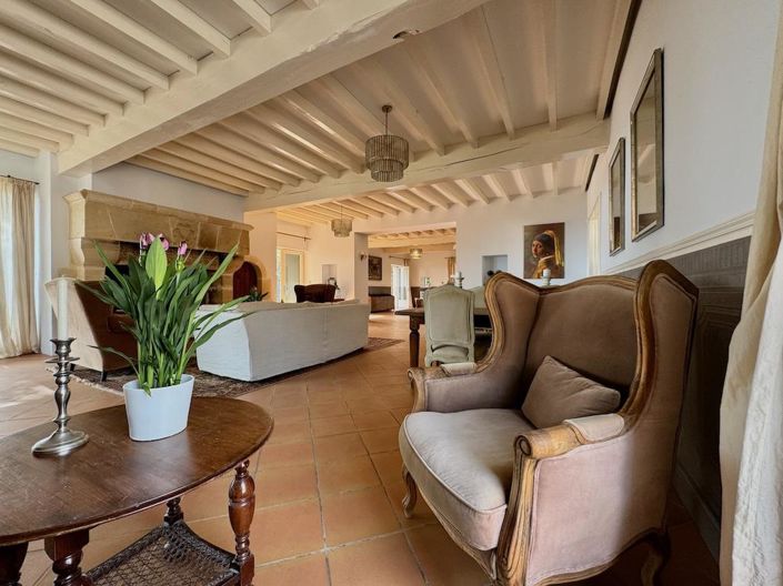 Image No.20-8 Bed Property for sale