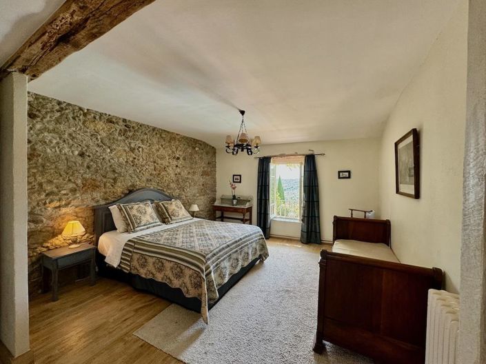 Image No.28-8 Bed Property for sale