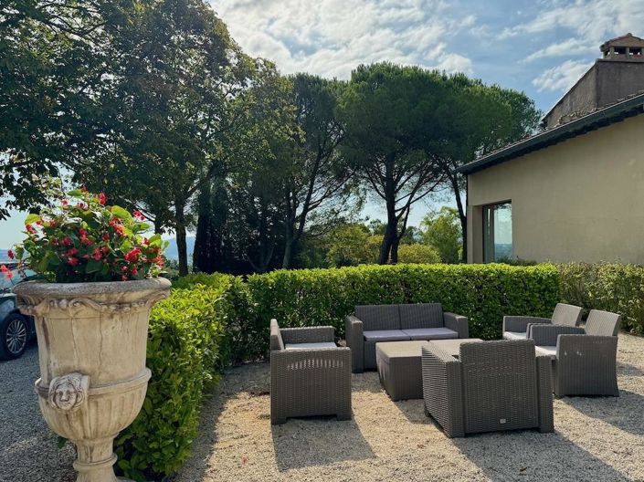 Image No.9-8 Bed Property for sale