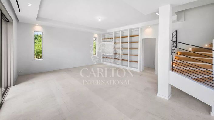 Image No.17-4 Bed House for sale