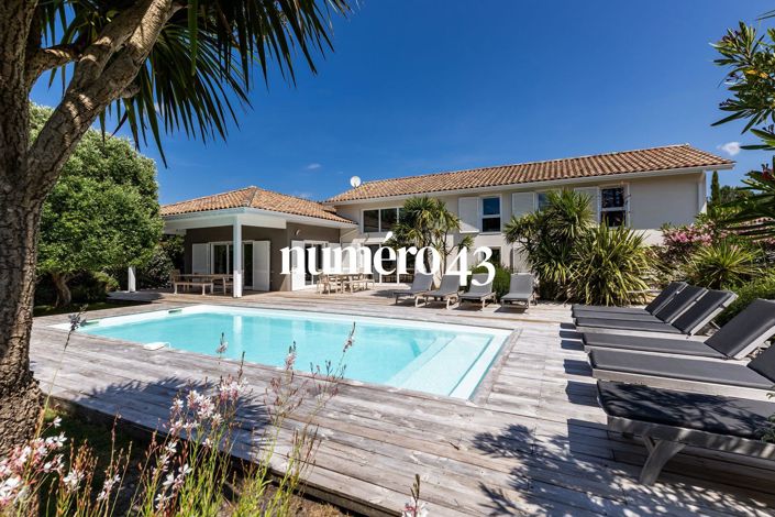 Image No.1-6 Bed Property for sale
