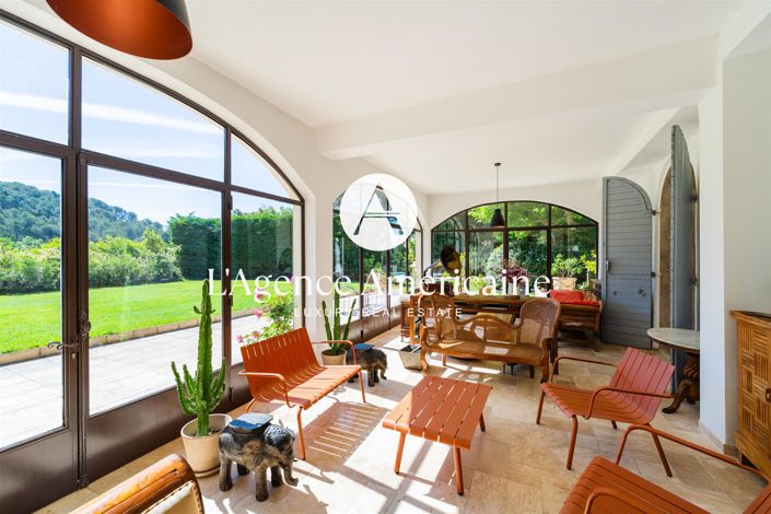 Image No.10-8 Bed Property for sale