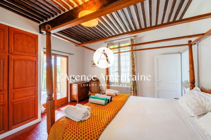 Image No.12-8 Bed Property for sale