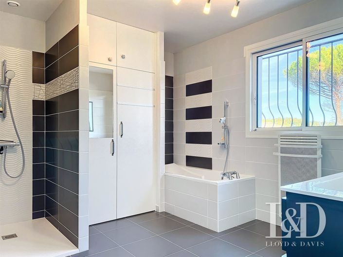 Image No.6-4 Bed House for sale