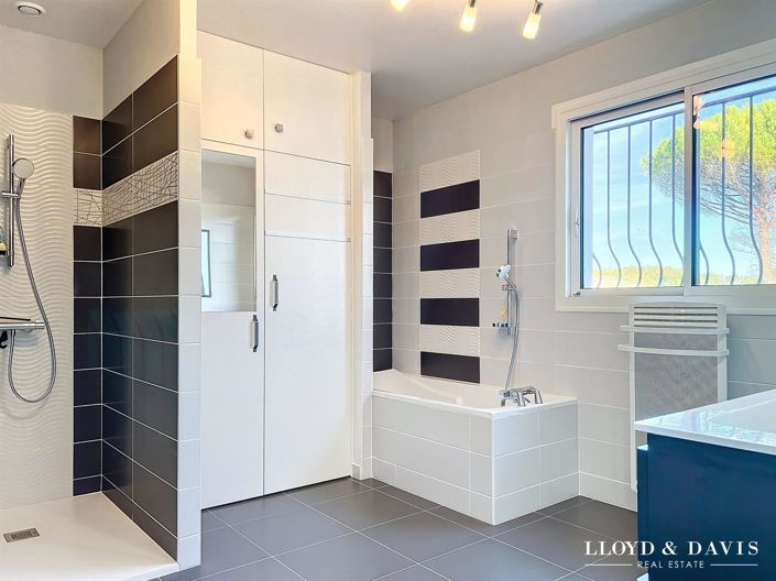 Image No.6-4 Bed House for sale