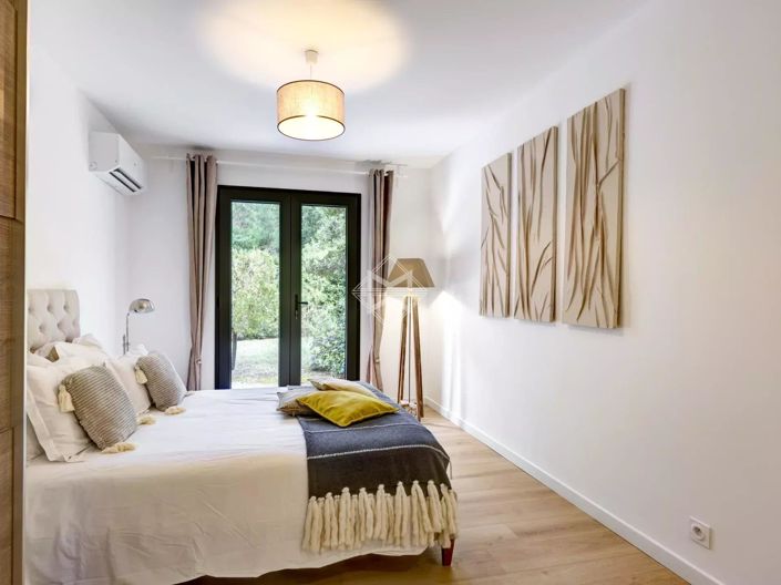 Image No.8-6 Bed House for sale