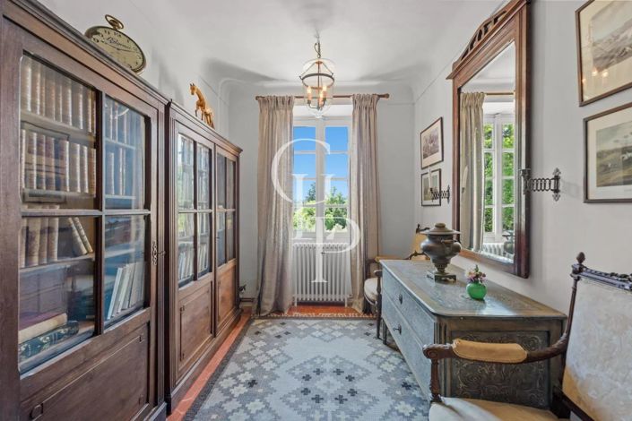 Image No.10-8 Bed House for sale