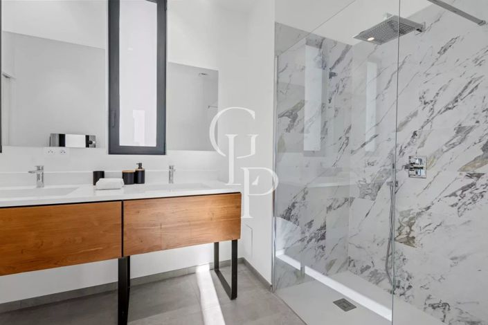 Image No.20-5 Bed House for sale